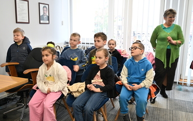 widzimy siedzące dzieci