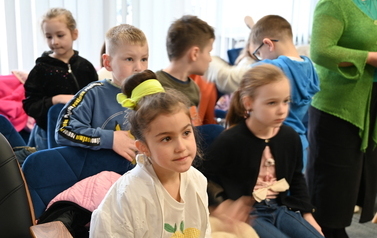 widzimy siedzące dzieci