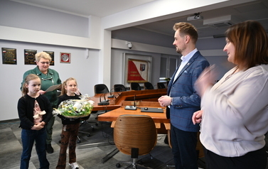 widzimy dwie dziewczynki niosące dla pana upominek