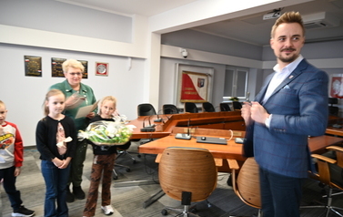 widzimy dwie dziewczynki niosące dla pana upominek