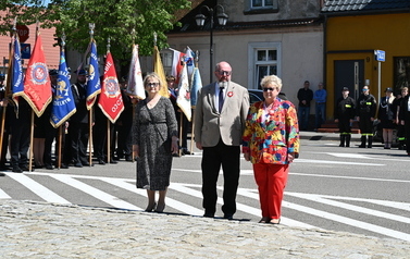 Delegacja stojąca na baczność z pochylonymi głowami