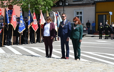 Delegacje stojące na baczność