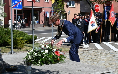 Składanie kwiat&oacute;w przez Burmistrza Gminy Mieścisko