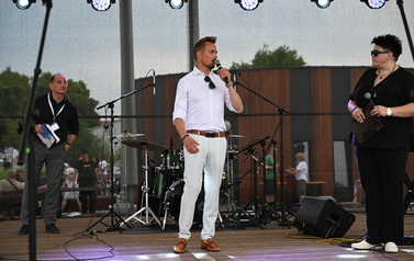 Burmistrz przemawiający do publiczności ze sceny podczas uroczystości
