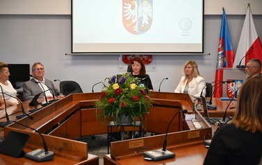 Siedzący radni na sali sesyjnej