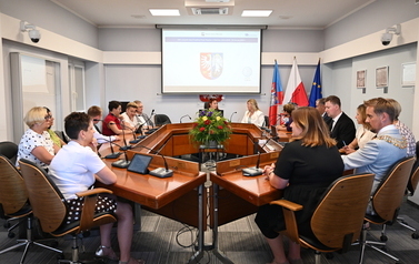 Zgromadzeni radni oraz burmistrz na sali sesyjnej