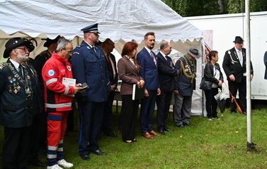 Bractwo Kurkowe oraz przedstawiciele władz samorządowych stają pod namiotem