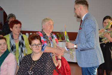 W&oacute;jt Gminy Mieścisko wręcza kwiaty paniom przybyłym na Dzień kobiet do Domu Kultury w Popowie Kościelnym