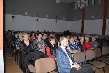 Na zdjęciu widać panie siedzące na krzesłach, przybyłe na Dzień kobiet w Mieścisku