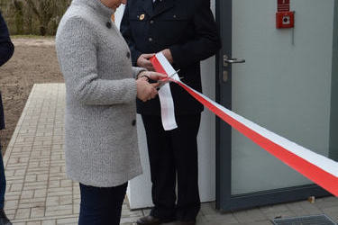 Na zdjęciu sołtys Gołaszewa przecina wstęgę.