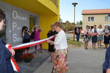 Na zdjęciu pani kierownik OPSu przecina wstęgę