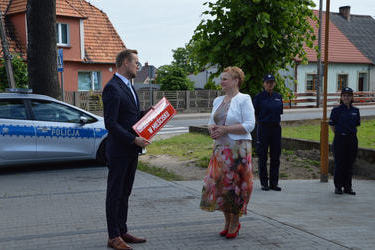 Na zdjęciu w&oacute;jt Gminy Mieścisko przekazuje tablicę informacyjną pani kierownik OPS w Mieścisku.