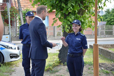Na zdjęciu w&oacute;jt Gminy Mieścisko przekazuje klucze pani komendant policji.