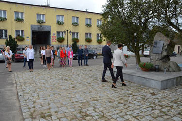 Na zdjęciu w&oacute;jt gminy z panią przewodniczącą podchodzą do pomnika