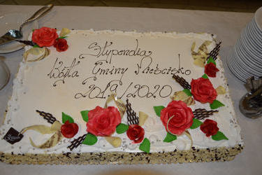 Zdjęcie przedstawia tort z napisem "Stypendia W&oacute;jta Gminy Mieścisko"