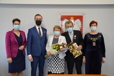 Na zdjęciu kolejno od lewej strony znajdują się Przewodnicząca Rady Gminy Mieścisko, W&oacute;jt Gminy, starsza pani z bukietem kwiat&oacute;w, starszy pan, Kierownik Urzędu Stanu Cywilnego