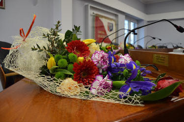 Na zdjęciu znajduje się piękny kolorowy bukiet r&oacute;żnorodnych kwiat&oacute;w.