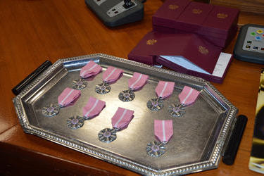 Na zdjęciu widać medale położone na srebrnej tacy.