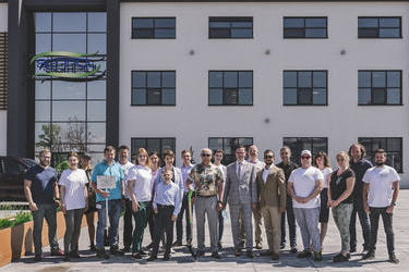 Na zdjęciu widać pracownik&oacute;w firmy Serpol-Cosmetics wraz z gośćmi zaproszonymi na wsp&oacute;lne sadzenie drzew.