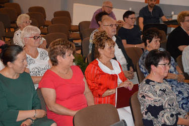 Na zdjęciu widać jubilatkę Czesławę Wieczorek wśr&oacute;d przyjaci&oacute;ł