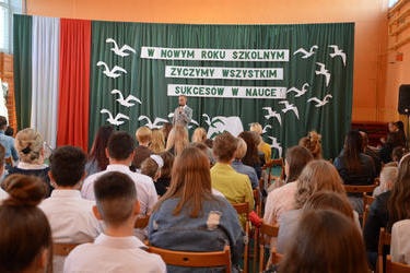 Na zdjęciu widać Pana W&oacute;jta przemawiającego do zgromadzonych na sali sportowej uczni&oacute;w.