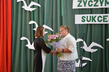 Na zdjęciu widać Przewodniczącą Rady Rodzic&oacute;w wręczającą kwiaty nowej Pani Dyrektor.