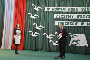 Na zdjęciu widać przemawiającego Pana Wojtyszyna. Obok stoi Pani Dyrektor Połczyńska. Oboje są w eleganckich strojach