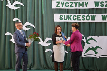 Na zdjęciu widać Panią Przewodniczącą Rady Gminy wręczającą Pani Dyrektor list gratulacyjny. Z lewej strony stoi Pan Radny Kozłowski z kwiatami w ręku