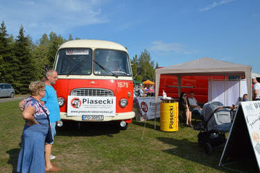 Na zdjęciu znajduje się stary czerwony autobus "og&oacute;rek".