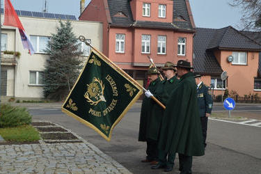 Delegacja sztandaru Polskiego Związku Łowieckiego oddaje hołd poległym za Ojczyznę.
