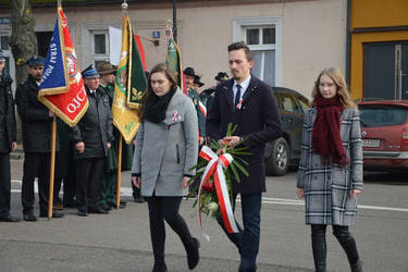 Na zdjęciu widać delegację KSM zbliżającą się do pomnika.
