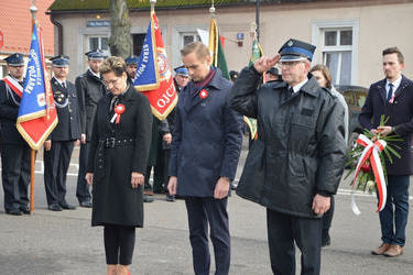 Na zdjęciu władze Gminy oddają hołd poległym.