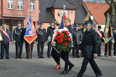 Na zdjęciu widać delegację władz Gminy składającą wiązankę na pomniku na rynku w Mieścisku.
