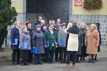Na zdjęciu znajduje się ch&oacute;r, kt&oacute;ry wykonuje Hymn Polski.