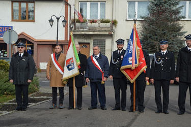 Na zdjęciu widać delegacje ze sztandarem - delegacja radnych i sołtys&oacute;w ze sztandarem Gminy Mieścisko oraz sztandar OSP Kłodzin.