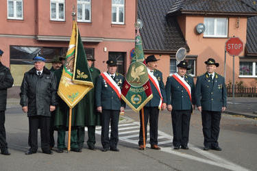 Na zdjęciu widać delegacje ze sztandarami - delegacja Polskiego Związku Łowieckiego oraz Kurkowego Bractwa Strzeleckiego