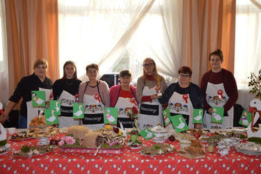 Na zdjęciu widać zwycięskie KGW Podleise Wysokie wraz z pucharem dla Mistrza.