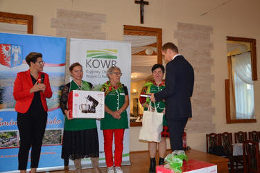 Na zdjęciu widać jak w&oacute;jt wręcza nagrody KGW Żabiczyn.