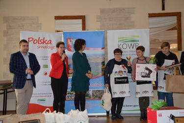 Na zdjęciu widać zwycięzc&oacute;w VI Festiwalu Smak&oacute;w wraz z dwiema kobietami z komisji oraz meżczyzną z KOWRu.