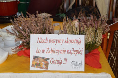 Na zdjęciu znajduje sie karteczka z napisem "Niech wszyscy skosztują bo w Żabiczynie najlepiej gotują"