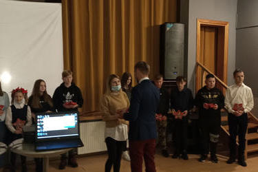 Na zdjęciu w&oacute;jt gratuluje kobiecie kt&oacute;ra przygotowała występ artystyczny dzieci.