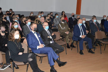 Na zdjęciu wodać gości podziwiajacych występ muzyk&oacute;w.