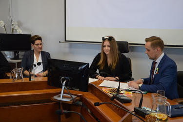 Zdjecie przedstawia od lewej strony przewodniczącą Rady Gminy Mieścisko, na środku nowo wybrana przewodniczącą Młodzieżowej Rady, z prawej strony W&oacute;jta Gminy Mieścisko.