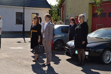 Zdjęcie przedstawia ludzi zgromadzonych na rynku podczas apelu upamiętniającego rozpoczęcie II Wojny Światowej.