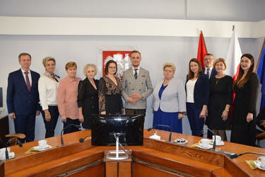 Na zdjęciu widać wszystkich nagrodzonych nauczycieli wraz z dyrekcją oraz wiceprzewodniczącym Rady Gminy Mieścisko.