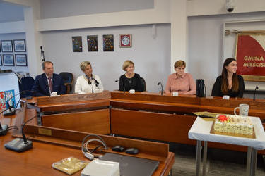 Na zdjęciu widać pięciu nauczycieli siedzących przy stole sesyjnym. Cztery kobiety i mężczyzna.