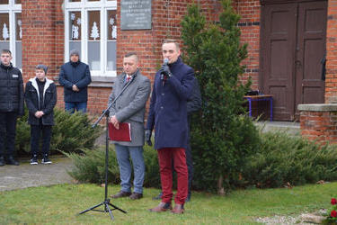 Zdjęcie przedstawia W&oacute;jta przemaiwającego podczas uroczystości w związku z Powstaniem Wielkopolskim.