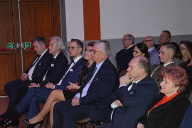 Zdjęcie przedstawia najważniejszych gości Spotkania Noworocznego, tj. senator, minister, starosta, członkowie sejmiku wojew&oacute;dzkiego.