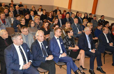 Zdjęcie przedstawia gości zaproszonych na Spotkanie Noworoczne. Wśr&oacute;d nich znajdują sie senator, minister i inne ważne osobistości.