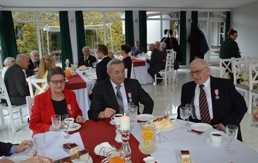 Zdjęcie przedstawia salę bankietową, stoły a przy nich jubilat&oacute;w i gości. 